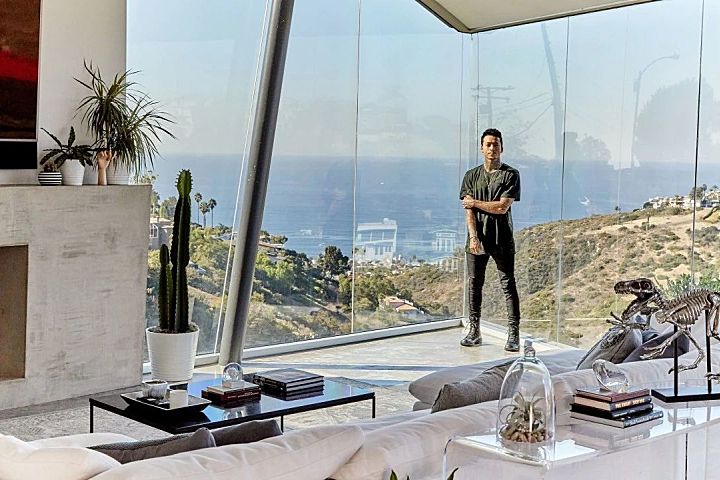 94年小伙买下近500m²豪宅，5间卧室，面朝大海，每一寸都是自己挣来的