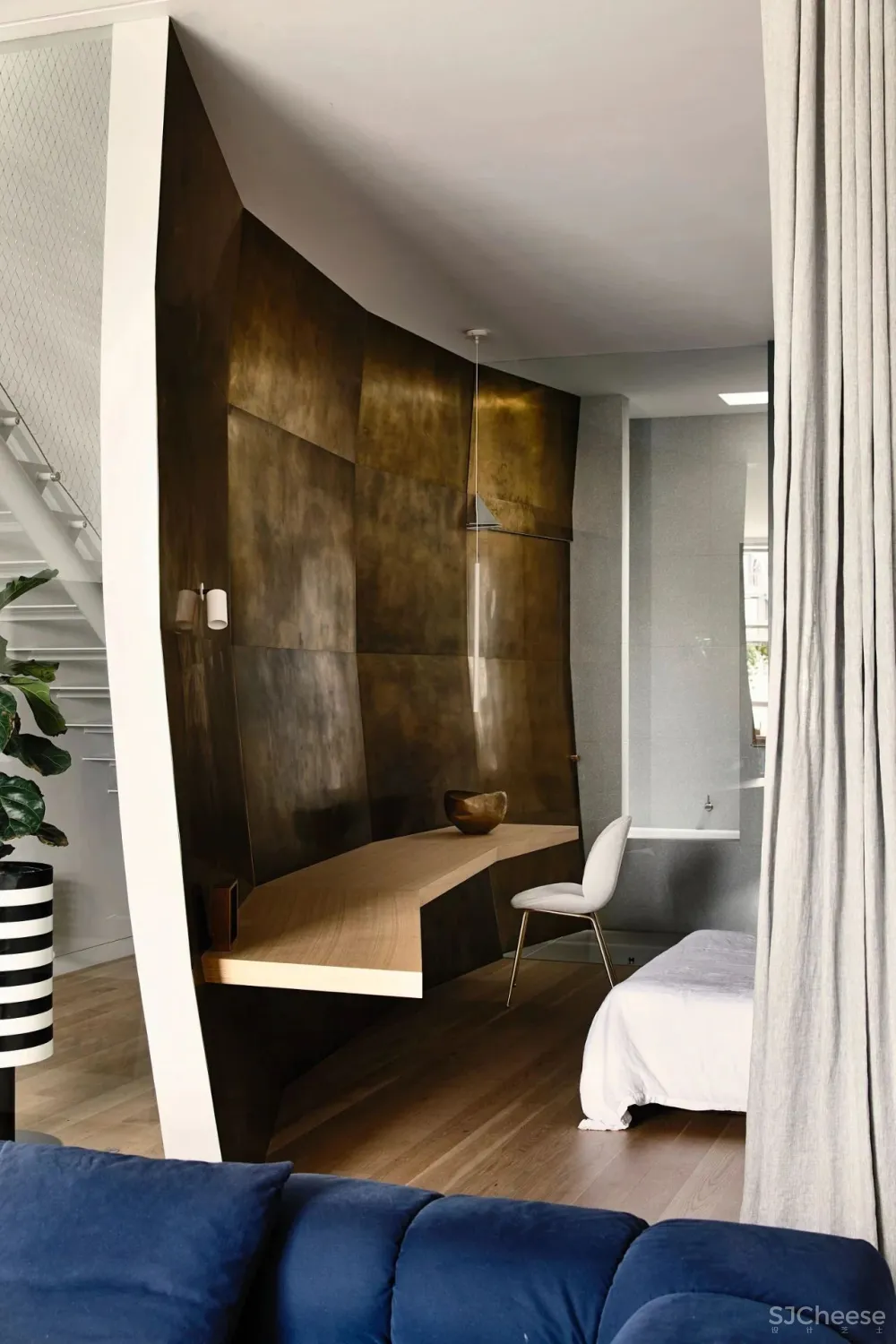 仓库改造成住宅, 弯曲的黄铜墙面惊艳了整个家