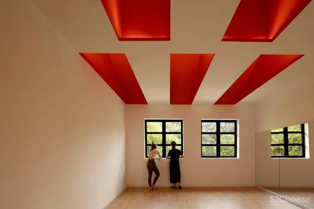 建筑师在老房子里插入四个构件,将其变成136㎡的瑜伽馆