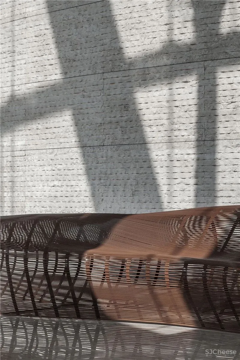 “光给予影的存在,影赋予光的生命” 中银大厦