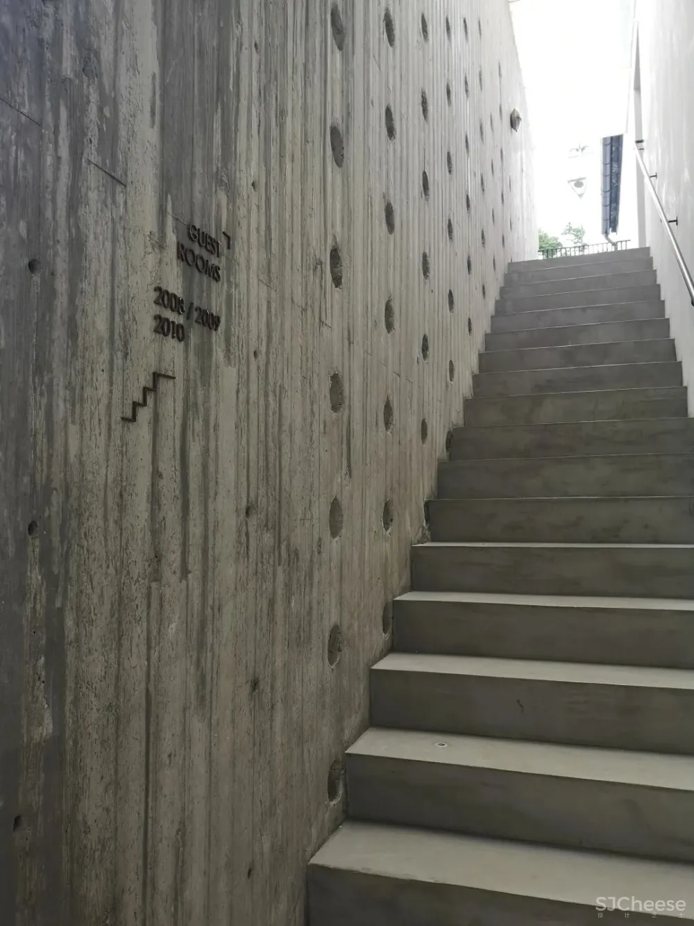 他在运河畔改造了16个房间的工业风老宅,还打造一间人气超旺的咖啡馆