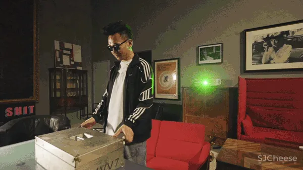 北京宅男一个人住5层别墅,却只睡1米的床