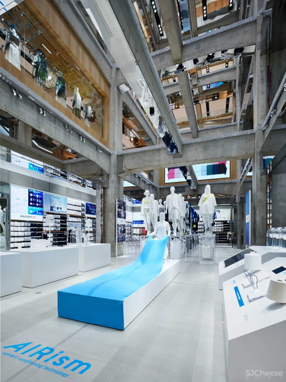 优衣库全球最大旗舰店开幕,裸露的混凝土框架让人惊艳!