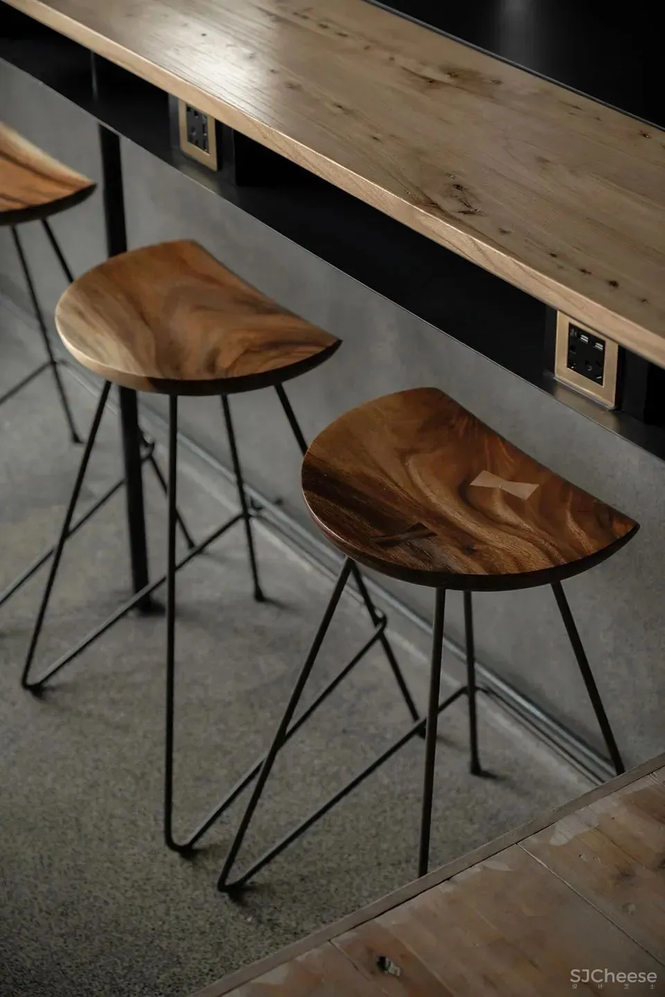 他在运河畔改造了16个房间的工业风老宅,还打造一间人气超旺的咖啡馆