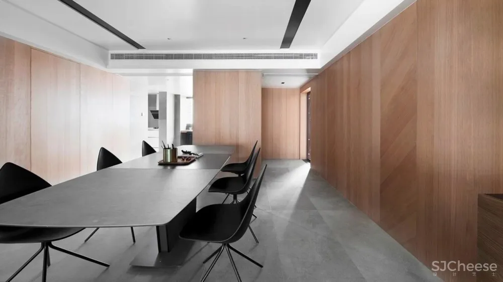 设计师梁志天的家曝光，大师也青睐“地板上墙”