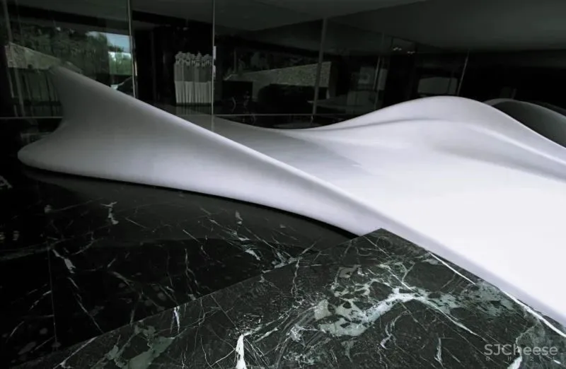 这栋房子用曲线大理石做外墙,张扬的个性之美!