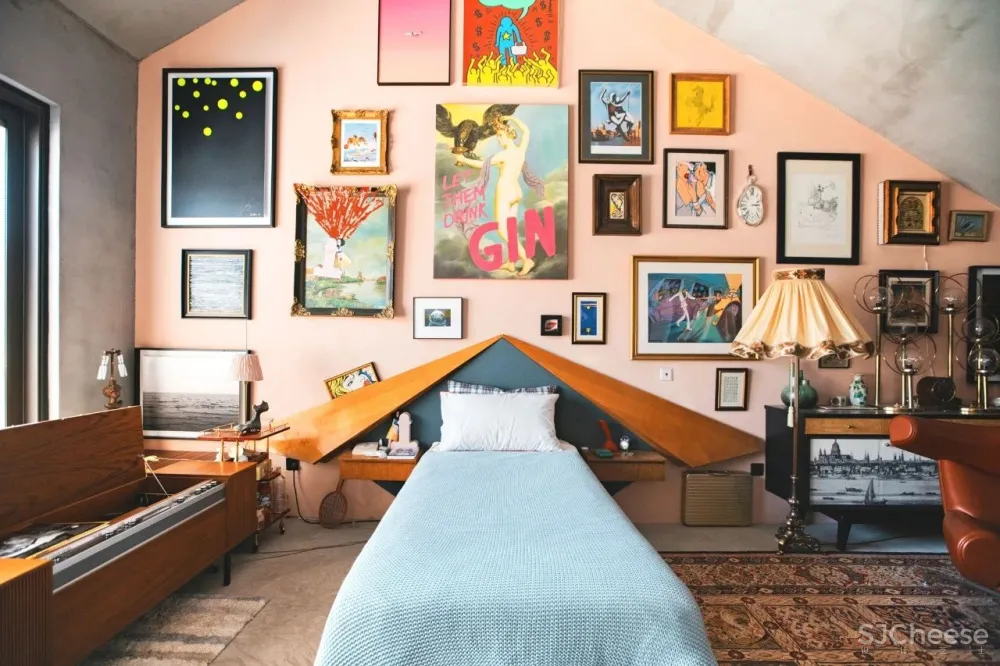 北京宅男一个人住5层别墅,却只睡1米的床