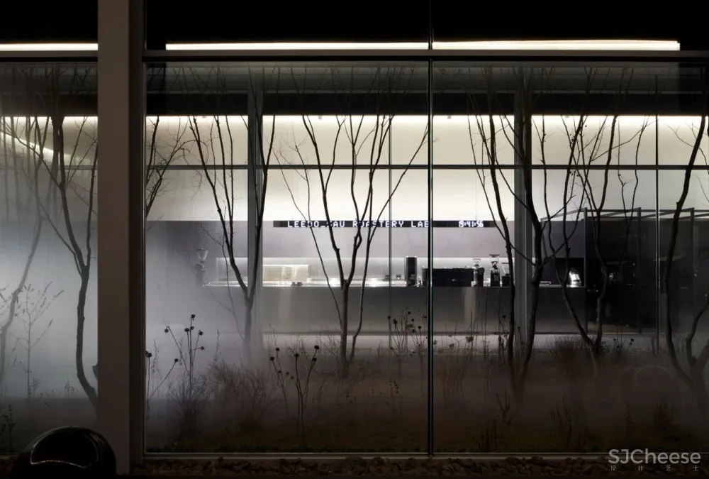 LEEDO SAU咖啡店,城市中‘抽离’空间 ATMOROUND