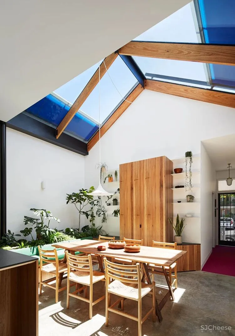 老旧建筑改造的空间里，有花园有阳光，因为他们终于对这里下手了