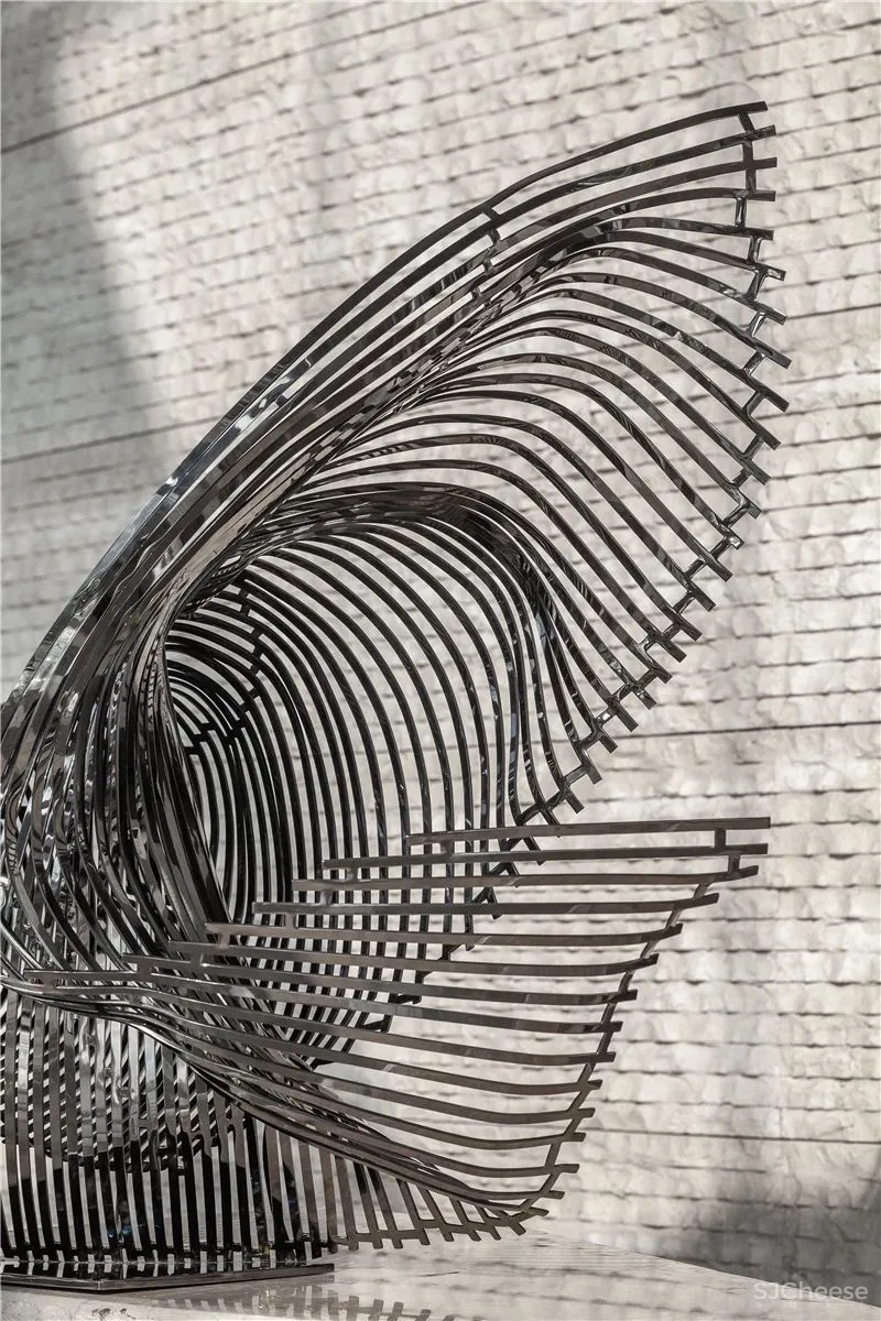 “光给予影的存在,影赋予光的生命” 中银大厦