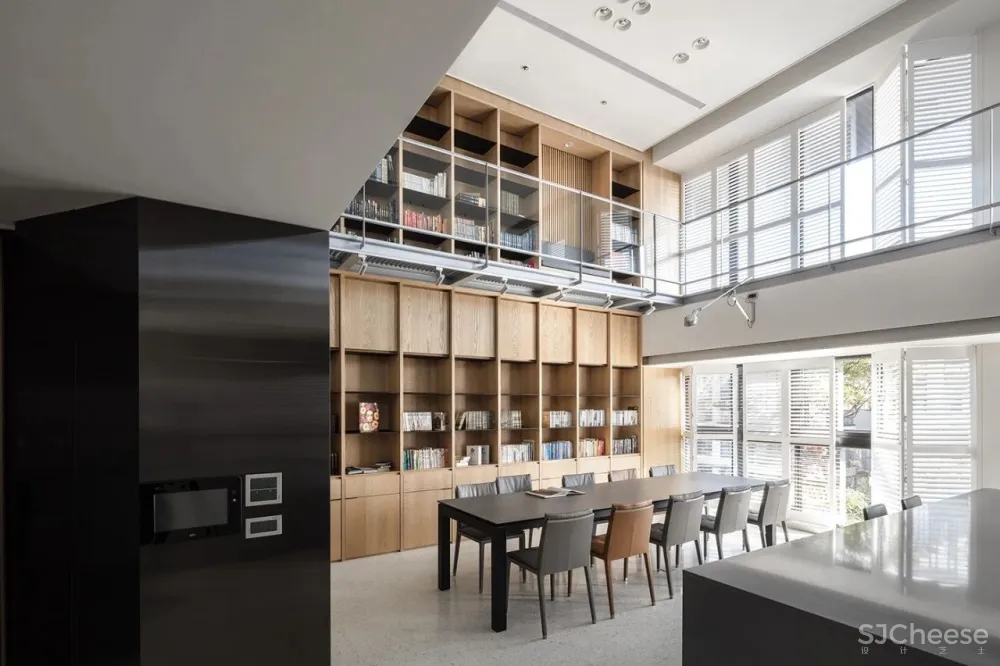 233㎡ 挑空设计,百叶窗这样用更高级