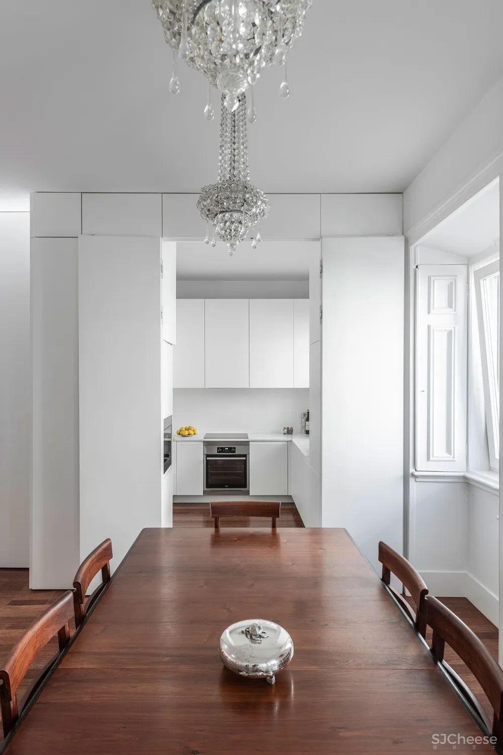 SIA Arquitectura 将里斯本的一座历史性的联排别墅改造成两座现代住宅