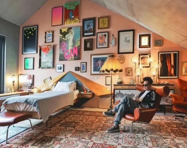 北京宅男一个人住5层别墅,却只睡1米的床