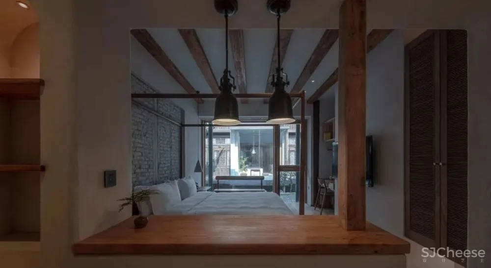 他在运河畔改造了16个房间的工业风老宅,还打造一间人气超旺的咖啡馆