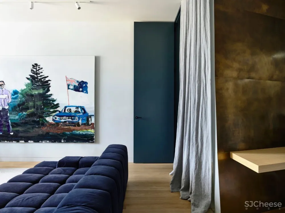 仓库改造成住宅, 弯曲的黄铜墙面惊艳了整个家