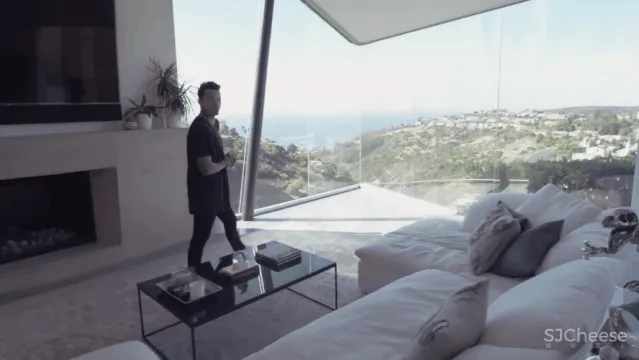 94年小伙买下近500m²豪宅,5间卧室,面朝大海,每一寸都是自己挣来的