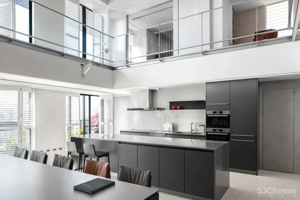 233㎡ 挑空设计,百叶窗这样用更高级