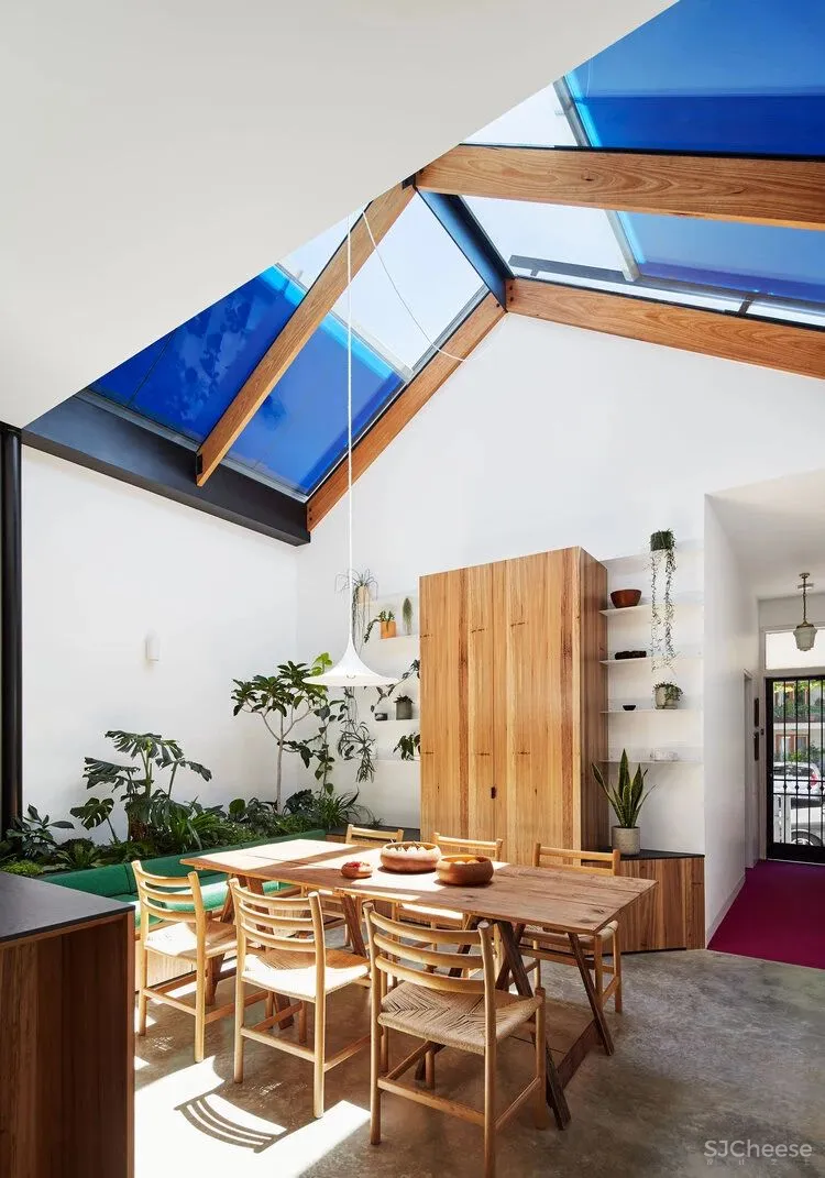 老旧建筑改造的空间里，有花园有阳光，因为他们终于对这里下手了