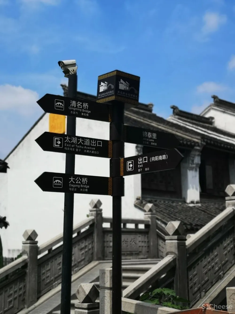 他在运河畔改造了16个房间的工业风老宅,还打造一间人气超旺的咖啡馆