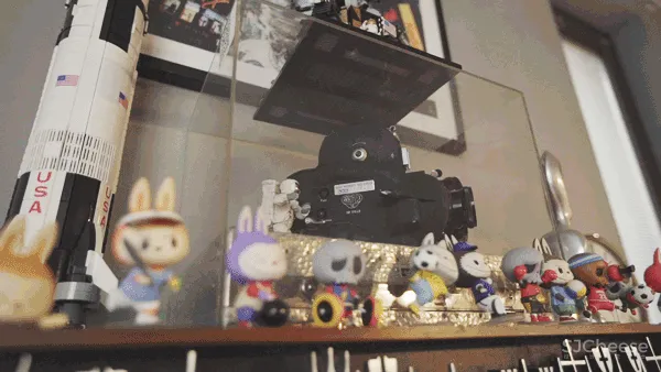 北京宅男一个人住5层别墅,却只睡1米的床