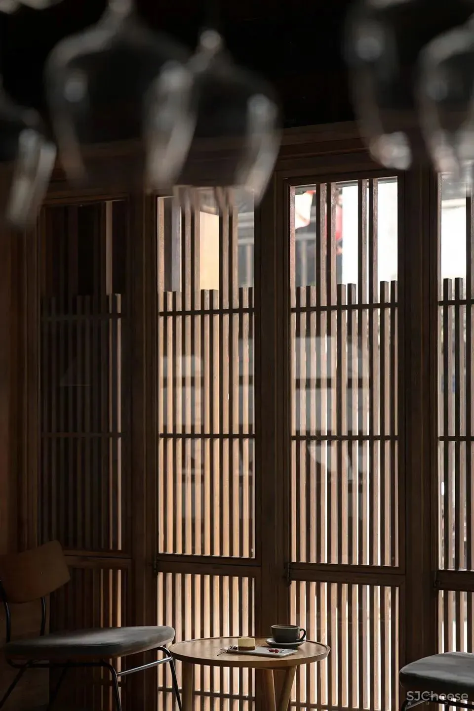 他在运河畔改造了16个房间的工业风老宅,还打造一间人气超旺的咖啡馆