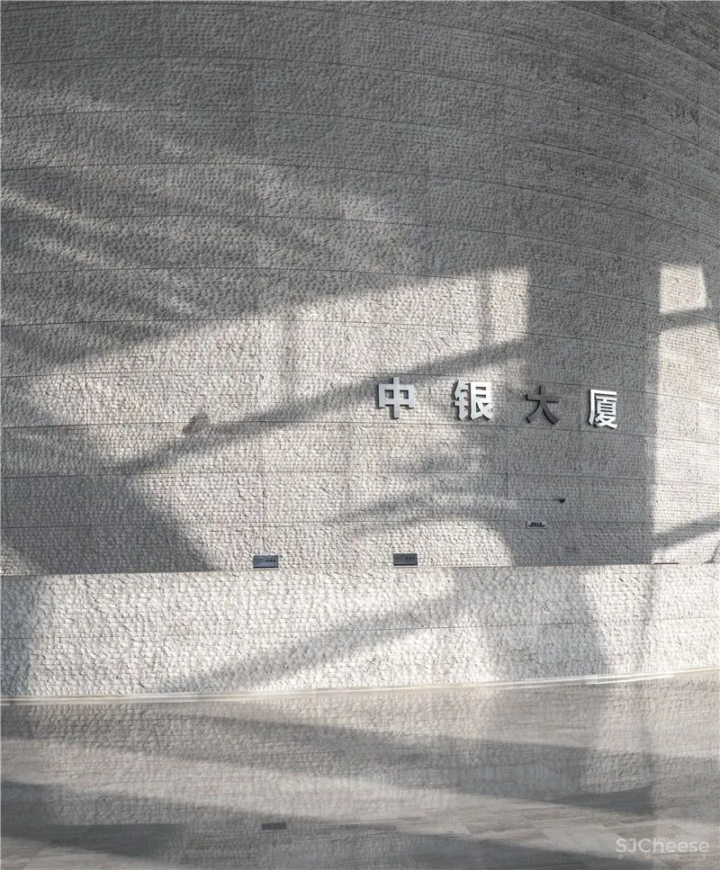 “光给予影的存在,影赋予光的生命” 中银大厦