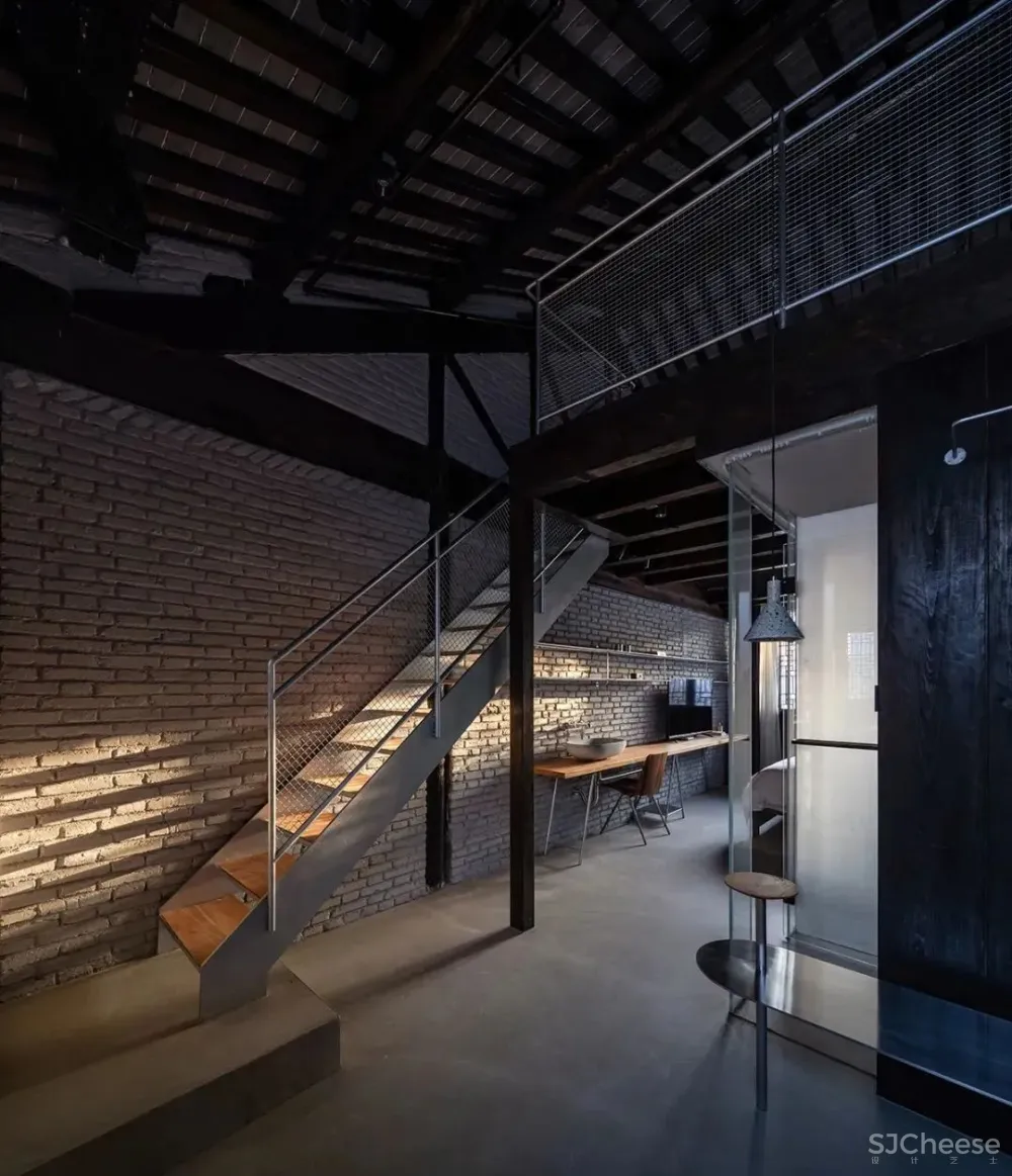 他在运河畔改造了16个房间的工业风老宅,还打造一间人气超旺的咖啡馆