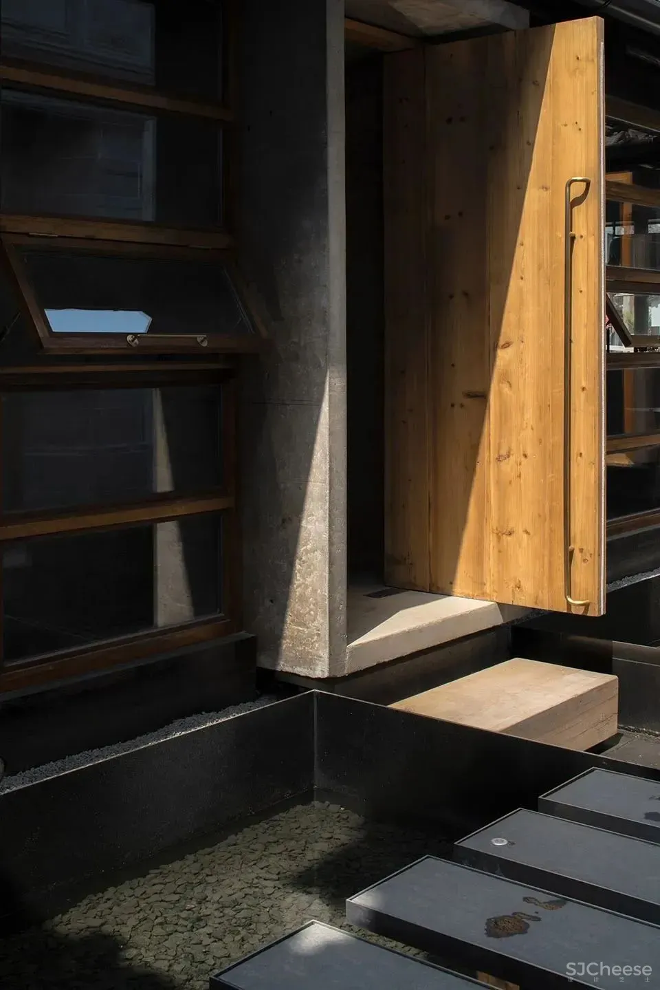 他在运河畔改造了16个房间的工业风老宅,还打造一间人气超旺的咖啡馆