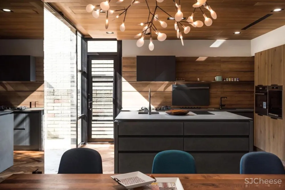 设计师梁志天的家曝光，大师也青睐“地板上墙”