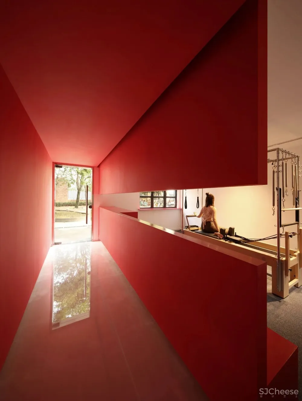 建筑师在老房子里插入四个构件,将其变成136㎡的瑜伽馆