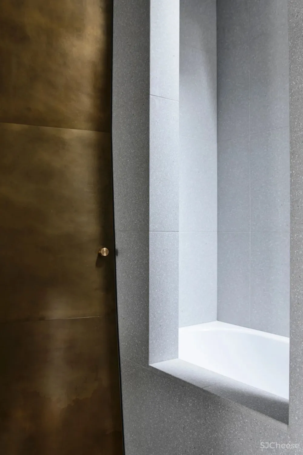 仓库改造成住宅, 弯曲的黄铜墙面惊艳了整个家