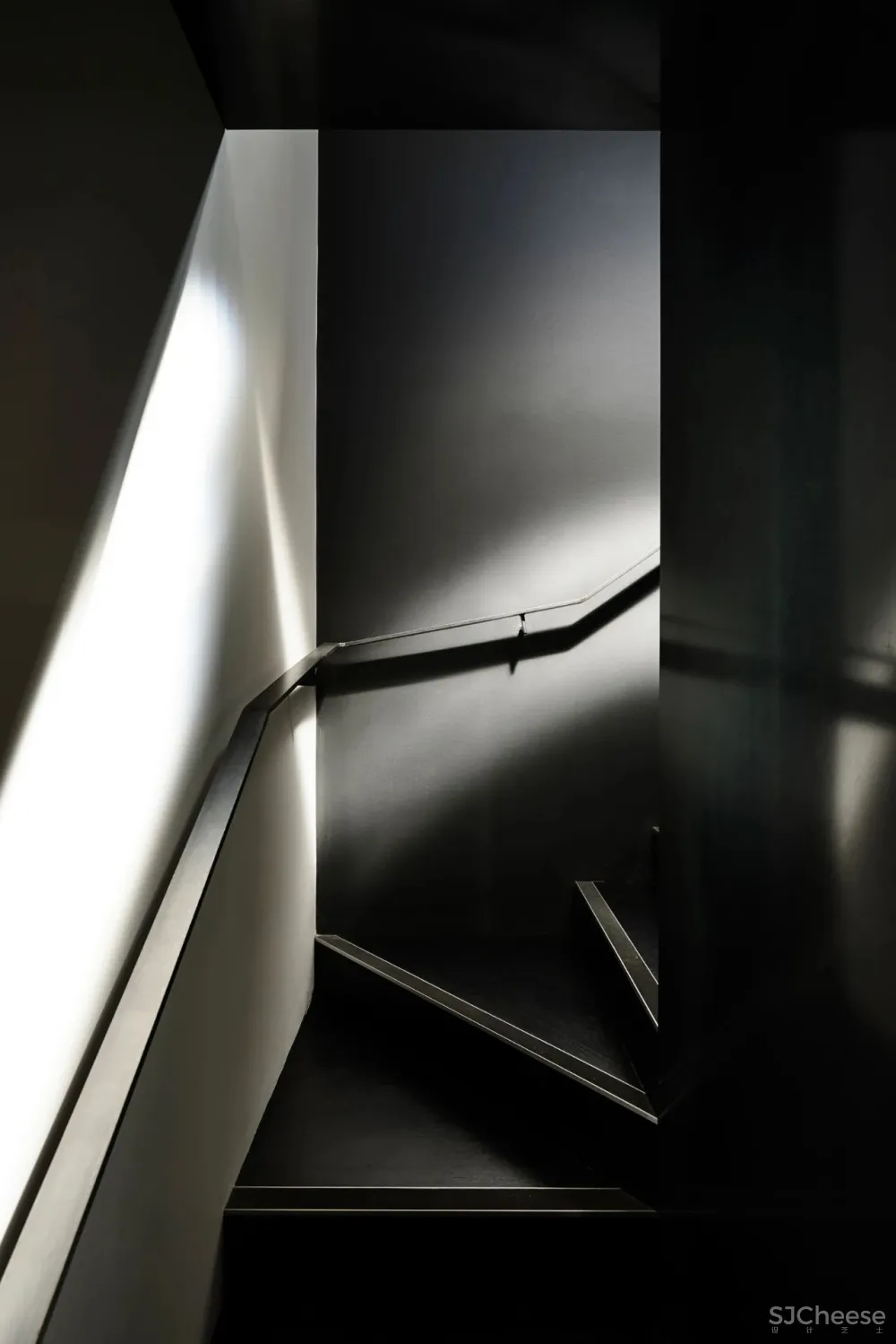 澳大利亚国家室内设计大奖追求极度静谧，探索光影魅力，这个暗黑系住宅真的真的很酷炫