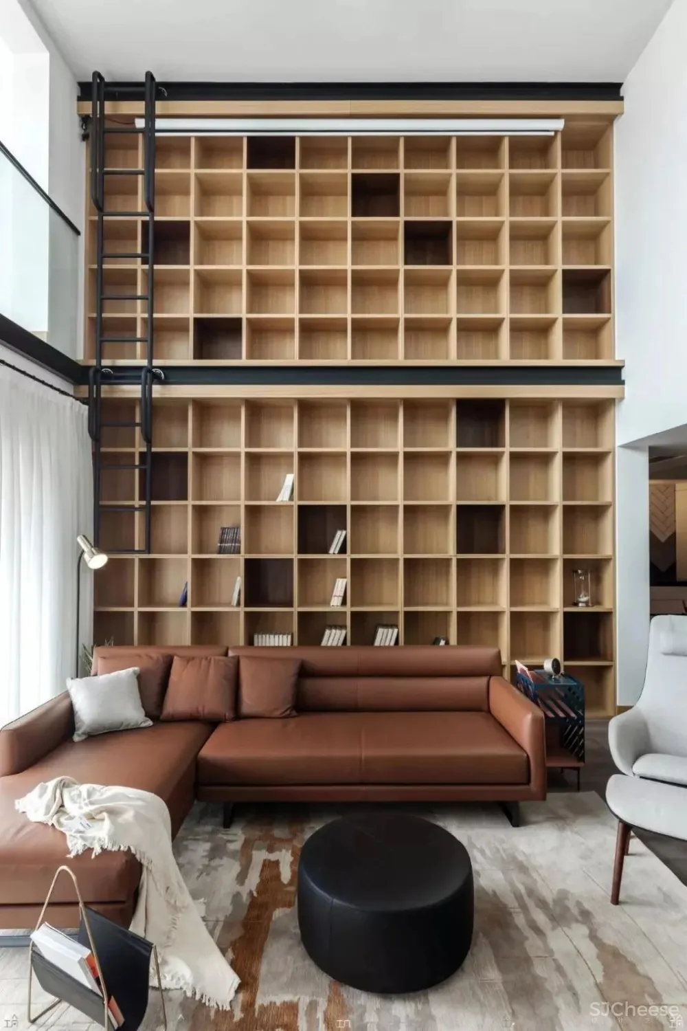 设计师梁志天的家曝光，大师也青睐“地板上墙”