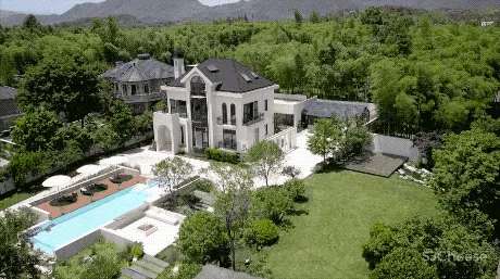 杭州姑娘造3000㎡花园，养白马、建城堡，被打爆电话