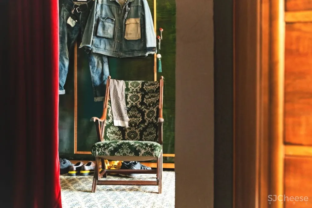 北京宅男一个人住5层别墅,却只睡1米的床