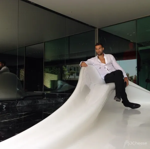 这栋房子用曲线大理石做外墙,张扬的个性之美!