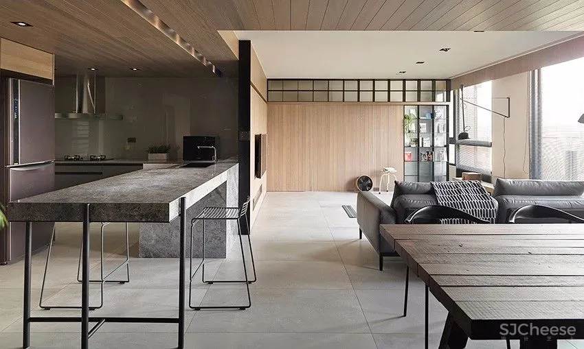 设计师梁志天的家曝光，大师也青睐“地板上墙”