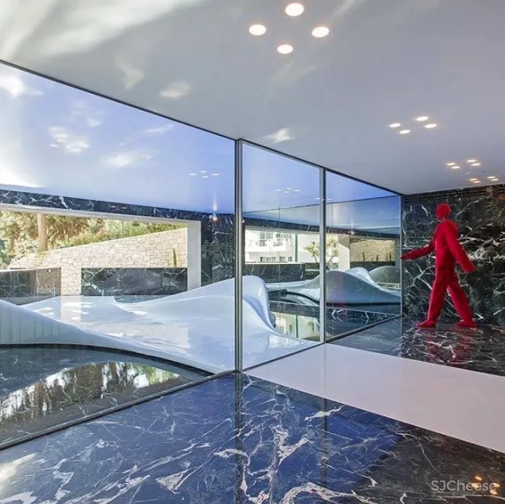 这栋房子用曲线大理石做外墙,张扬的个性之美!