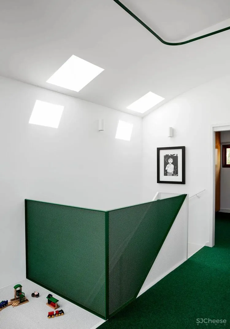 老旧建筑改造的空间里，有花园有阳光，因为他们终于对这里下手了