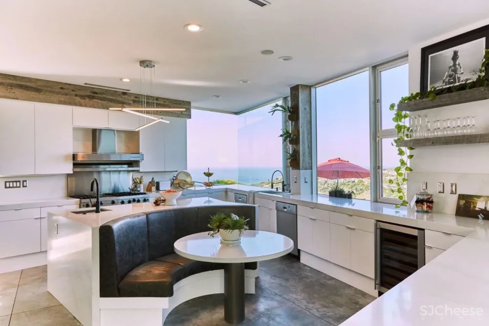 94年小伙买下近500m²豪宅,5间卧室,面朝大海,每一寸都是自己挣来的