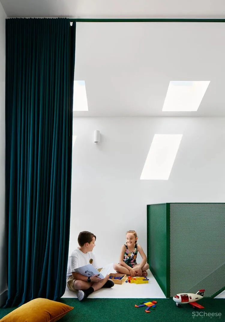 老旧建筑改造的空间里，有花园有阳光，因为他们终于对这里下手了