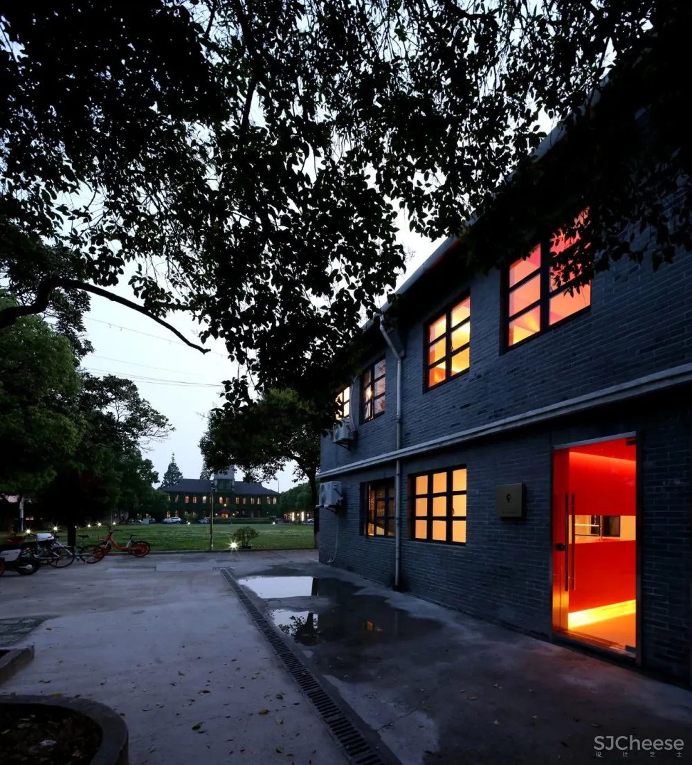 建筑师在老房子里插入四个构件,将其变成136㎡的瑜伽馆