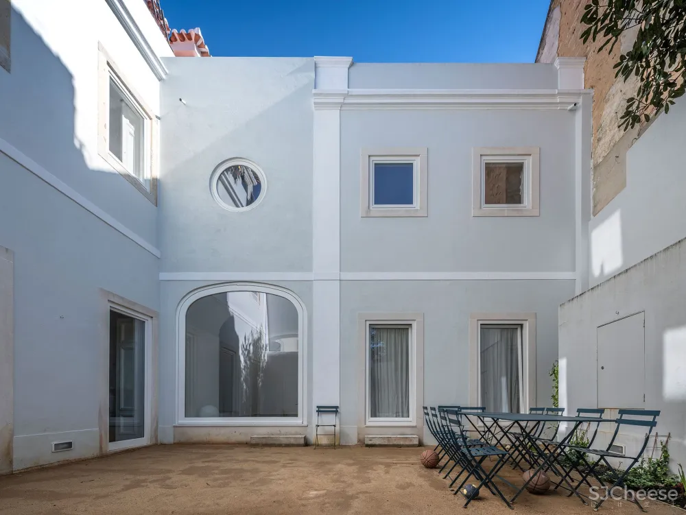 SIA Arquitectura 将里斯本的一座历史性的联排别墅改造成两座现代住宅