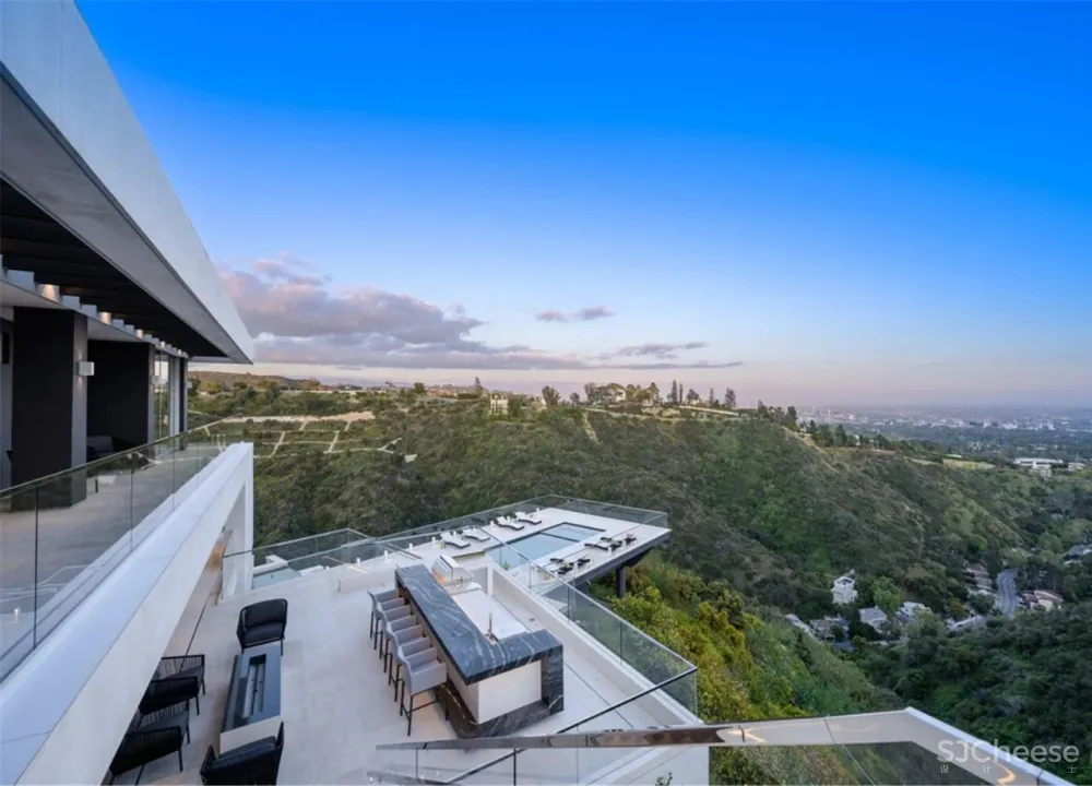 1300㎡ 的别墅, 售价3.4亿, 豪宅就该有这种视野