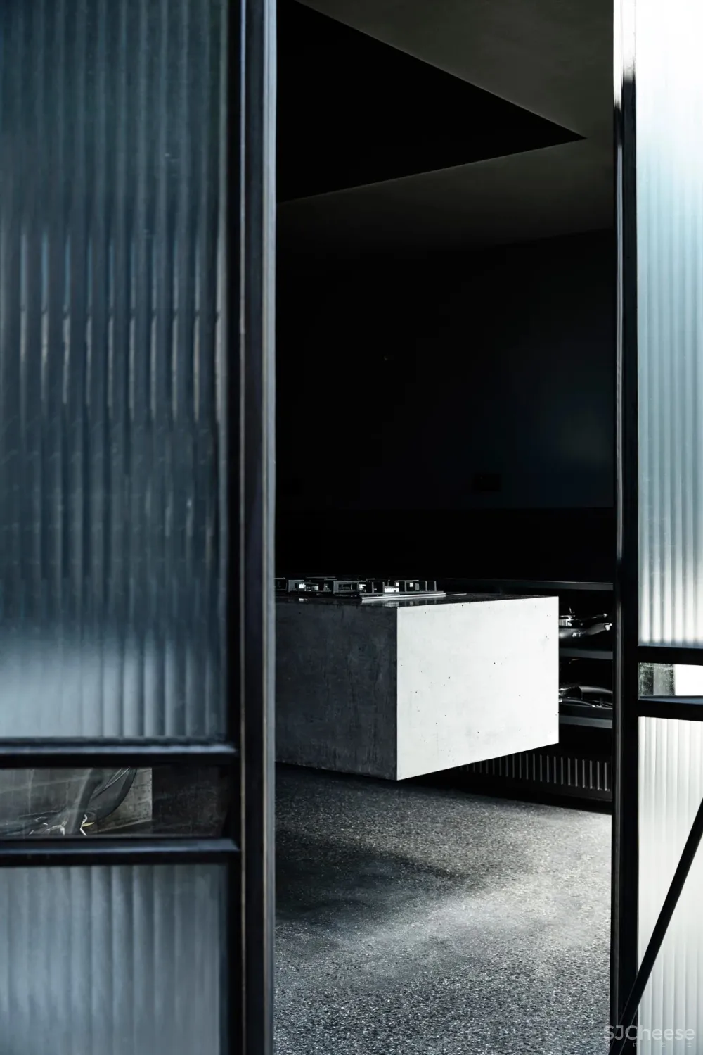 澳大利亚国家室内设计大奖追求极度静谧，探索光影魅力，这个暗黑系住宅真的真的很酷炫