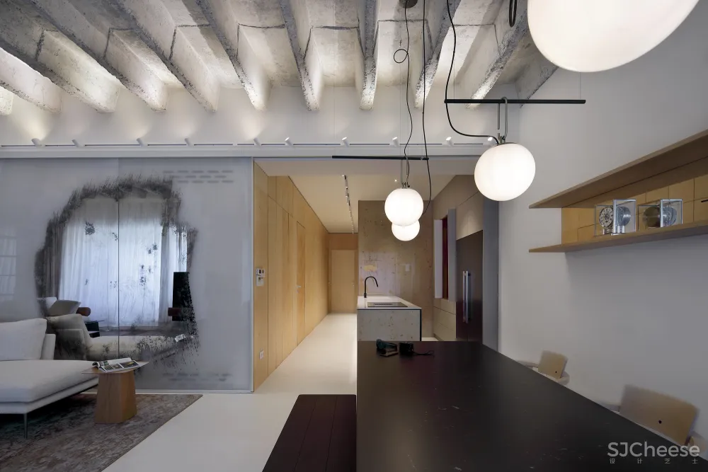 150㎡ 用「镜子」做装饰, 性冷淡的混凝土也超有 feel