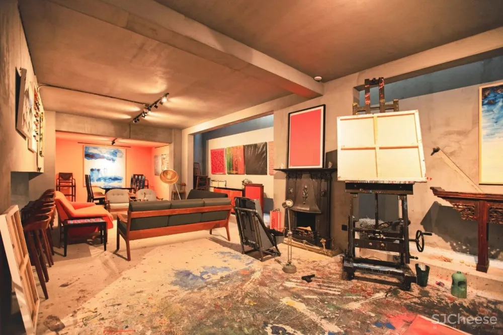 北京宅男一个人住5层别墅,却只睡1米的床