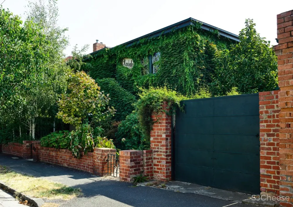 澳大利亚国家室内设计大奖追求极度静谧，探索光影魅力，这个暗黑系住宅真的真的很酷炫