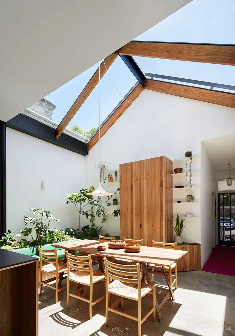 老旧建筑改造的空间里，有花园有阳光，因为他们终于对这里下手了