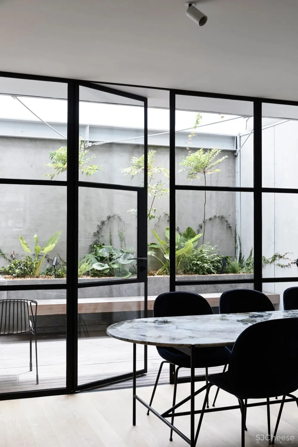 仓库改造成住宅, 弯曲的黄铜墙面惊艳了整个家